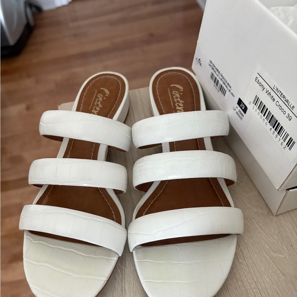 L’Intervalle White Croco Sandals
